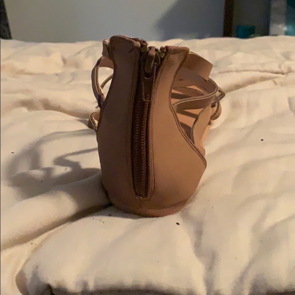 Tan gladiator sandals - Picture 3 of 6